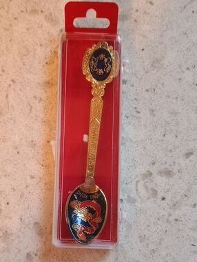Vintage Gold-tone Hong Kong Collectable Souvenir Decorative Spoon